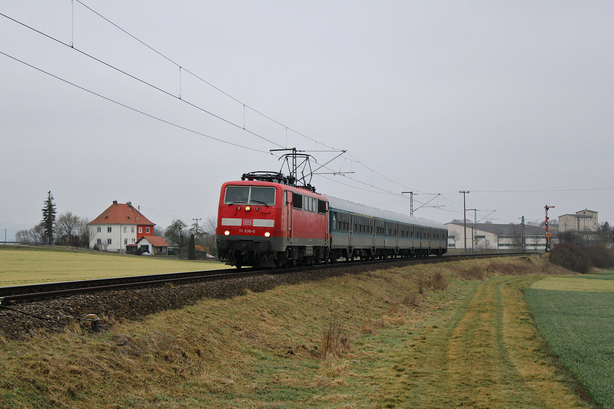 Bayernbahn 111 036-0 fährt mit einem WEE-Ersatzzug als RB89 von Aalen nach Donauwörth und verlässt hier gerade Möttingen. (04.03.2023)