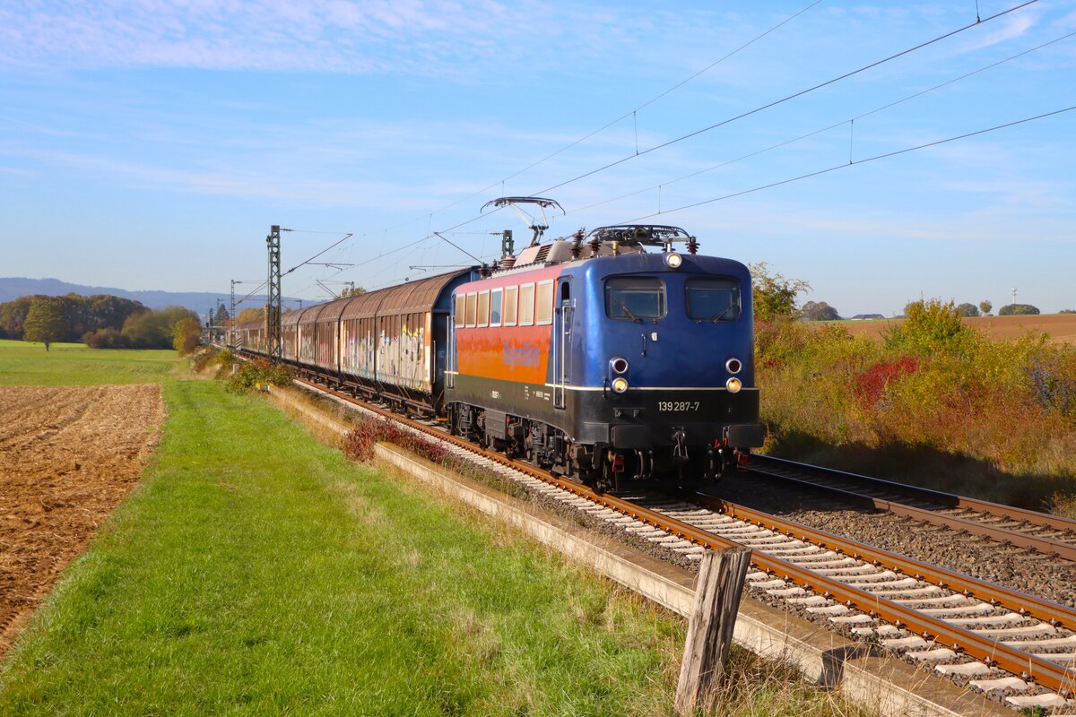 Bayernbahn 139 287-7 mit dem Henkelzug in Nieder-M�rlen an der Main Weser Bahn am 16.10.26