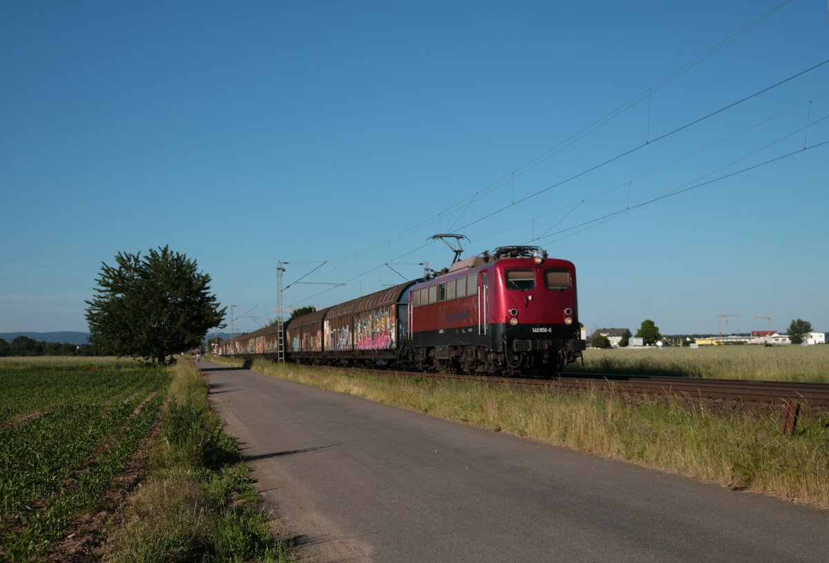 Bayernbahn 139 856-6 mit dem Henkelzug in Babenhausen am 14.06.21