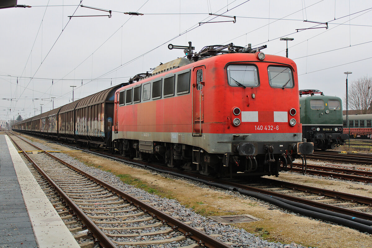 Bayernbahn 140 432-6 steht mit dem Henkelzug in Nördlingen abgestellt. Nebenan schläft 151 015-3. (04.03.2023)