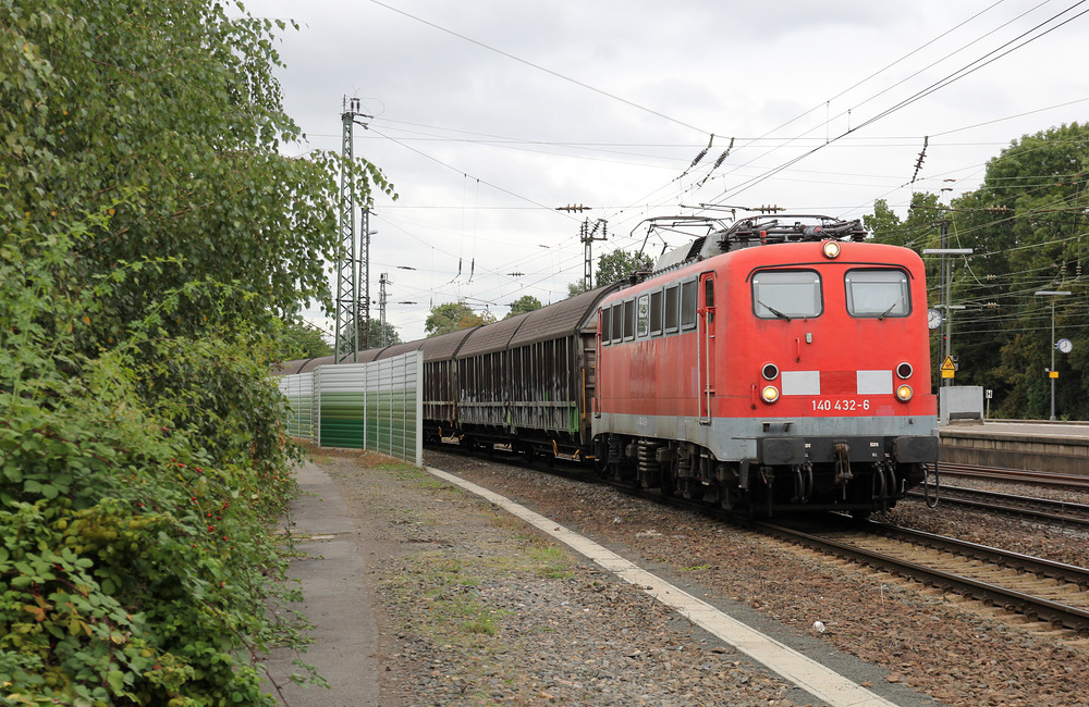 Bayernbahn 140 432 passiert mit dem Henkel-Zug den Bahnhof Mainz-Bischofsheim.
Aufnahmedatum: 6. Oktober 2016.