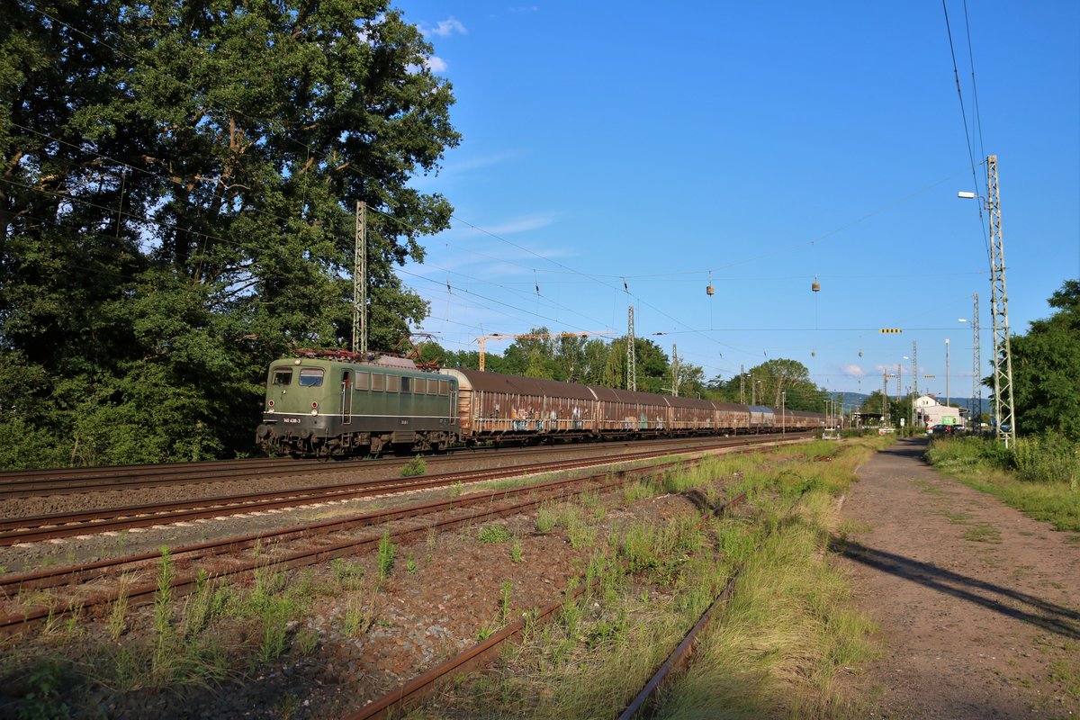 Bayernbahn 140 438-3 mit dem Henkelzug am 18.06.20 in Kahl am Main 