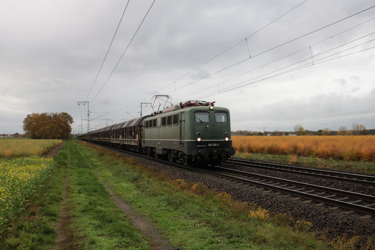 Bayernbahn 140 438-3 mit dem Henkelzug in Klein Gerau am 29.10.20