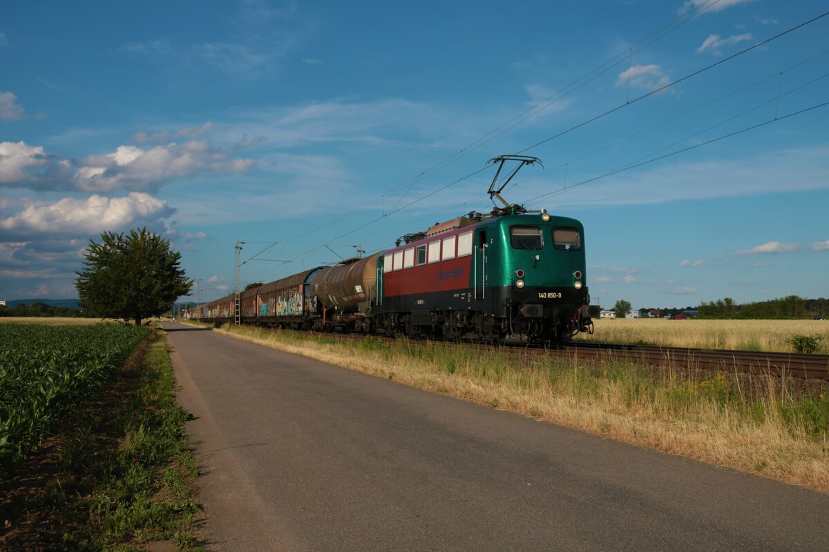 Bayernbahn 140 850-9 mit dem Henkelzug in Babenhausen am 21.06.21