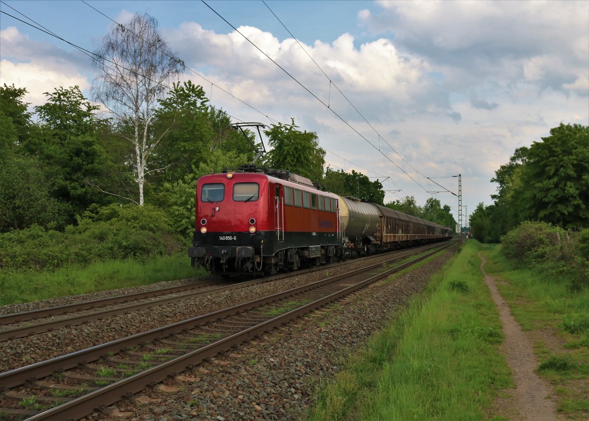Bayernbahn 140 856-6 mit dem Henkelzug bei Hanau West am 10.05.20