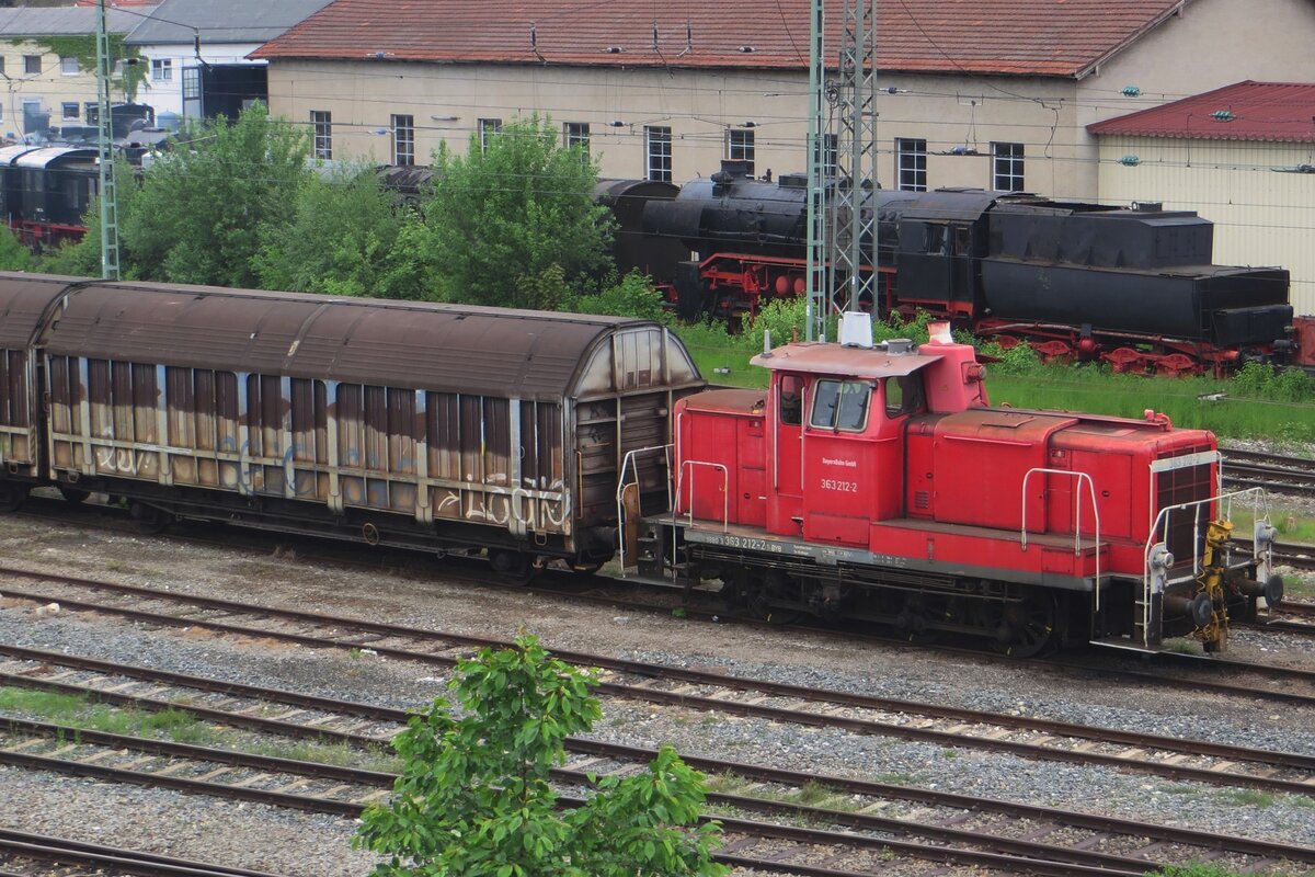 Bayernbahn 363 212 steht am 17 Mai 2023 in Nördlingen. Das Bild wurde vom Strassenbrucke gemacht. 