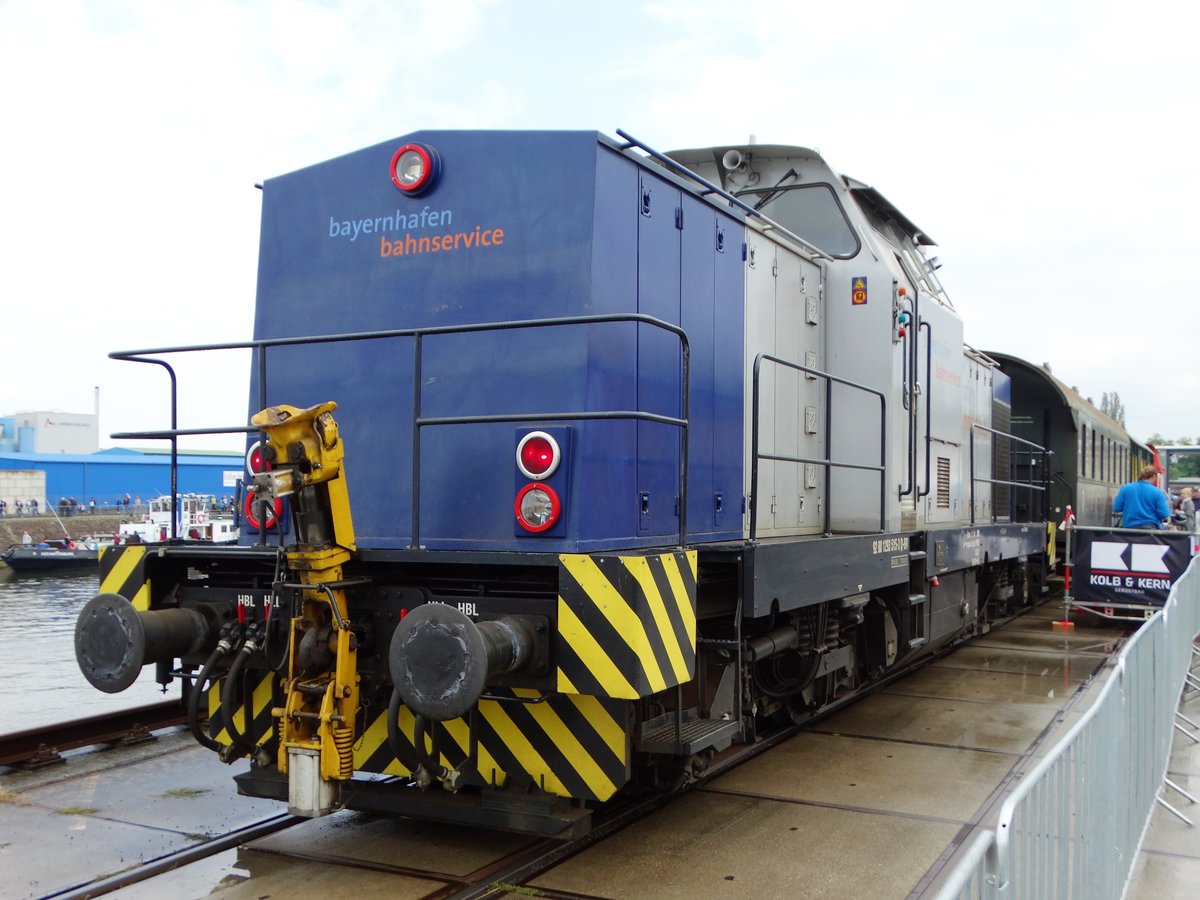 Bayernhafen Bahnservice 293 515-3 am 24.09.17 beim Hafenfest in Aschaffenburg. Die Lok hatte am 12.08.2009 in Diensten der BASF einen Unfall in Mannheim und wurde dann vom Bayernhafen gekauft und bei Gmeinder Neu aufgebaut. Am 27.10.11 wurde Sie nach Aschaffenburg ausgeliefert