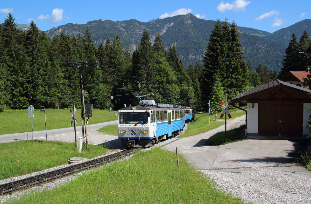 Bayrische Zugspitzbahn.
Kurz vor der Station Eibsee befinden sich zwei Triebwagen der Bayrischen Zugspitzbahn auf Bergfahrt. Ihr Ziel ist der Höchste Bahnhof Deutschlands.

Eibsee, 3. Juni 2018 