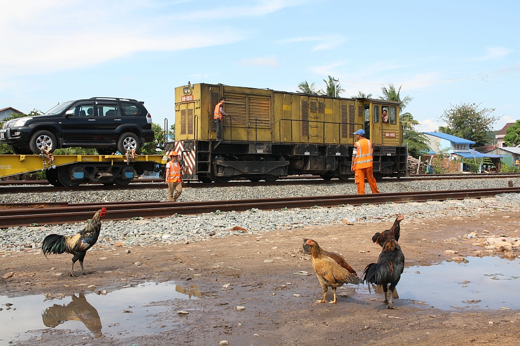 BB 1012 (CKD Praha, Baujahr 1993, Fabr.Nr. 16710) am 18.März 2017 in Sihanoukville beim Umstellen der Autoreisezugwagen.