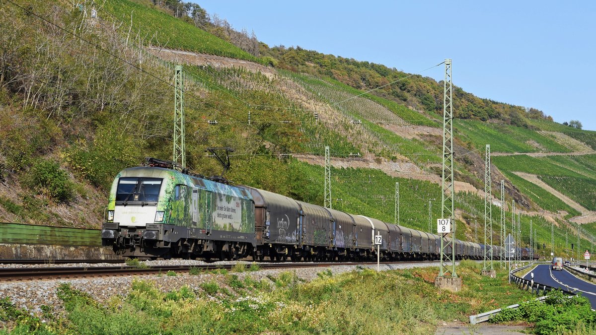 BB 1016 0233  BB GREEN POINTS - Je mehr Sie Bahn fahren, desto grner wird's  mit gemischtem Gterzug auf der linken Rheinstrecke in Richtung Bingen (Boppard, 18.09.2020).