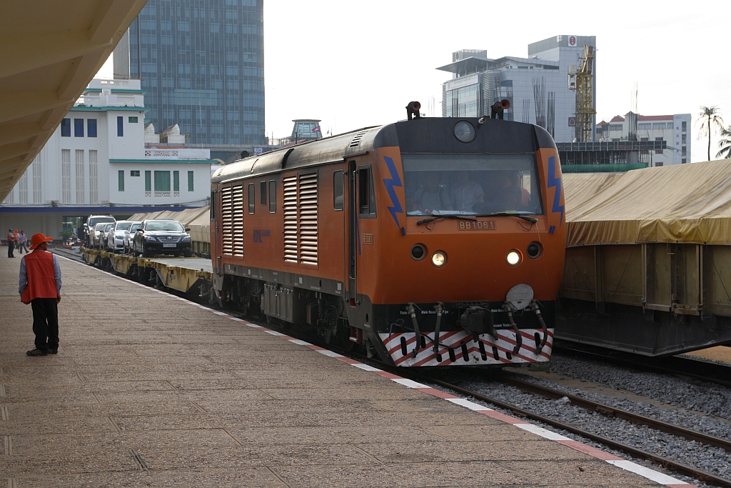 BB 1061 mit den Autoreisezugwagen des Samstagszug nach Sihanoukville am 18.März 2017 in der Phnom Penh Station.