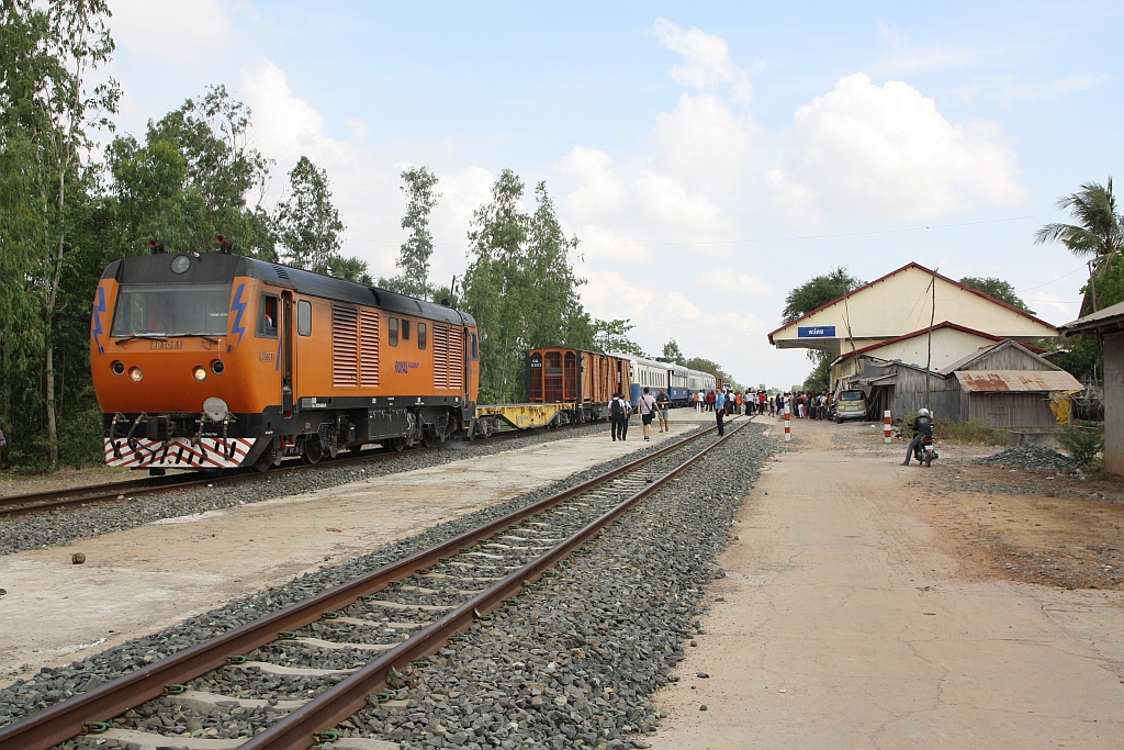 BB 1061 mit dem Samstagszug von Phnom Penh nach Sihanoukville am 18.März 2017 in der Takeo Station.