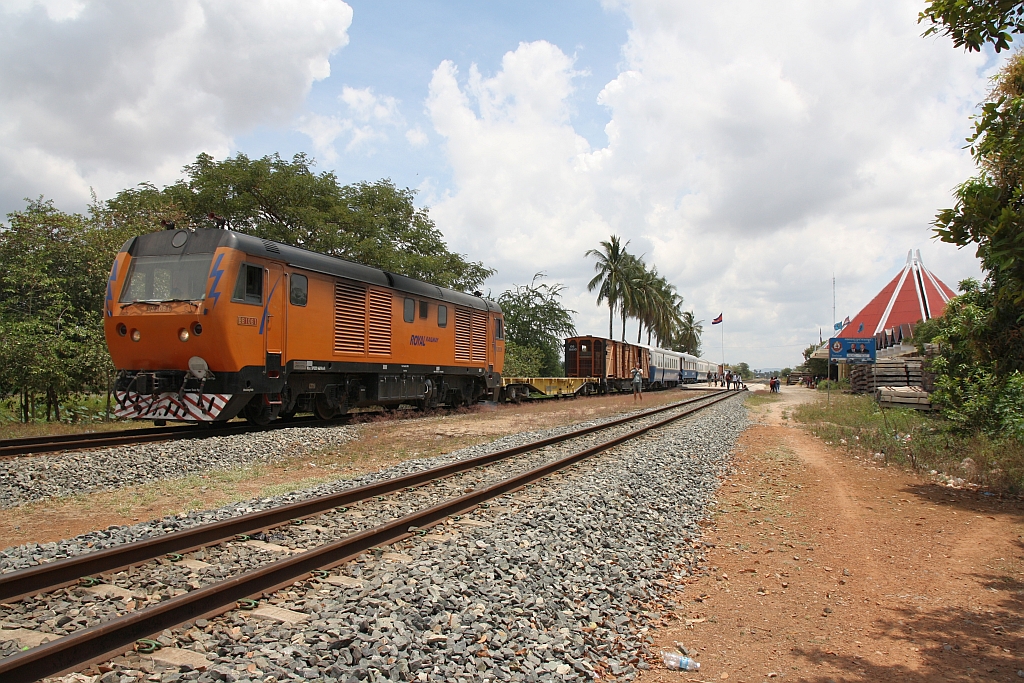 BB 1061 mit dem Samstagszug von Phnom Penh nach Sihanoukville am 18.März 2017 in der Kampot Station.