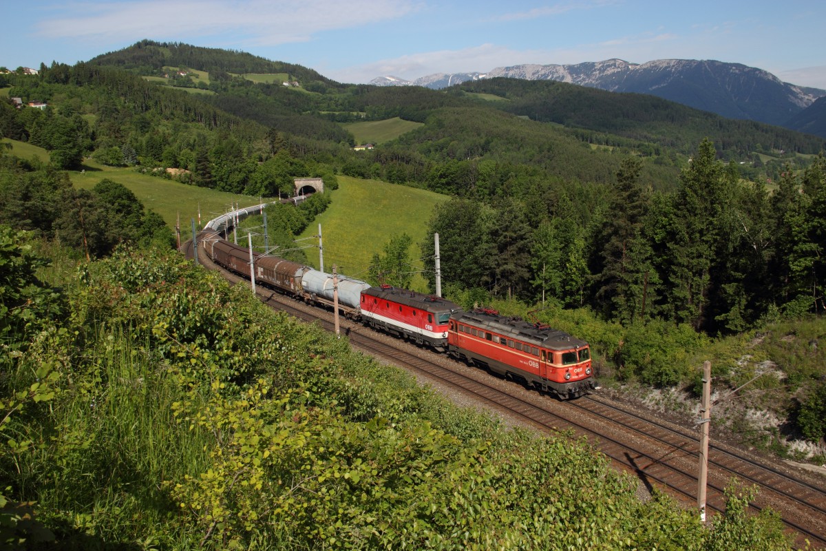 BB 1142 564  Flurli  und 1144 248 bespannen am 29.05.13 einen gemischten Gterzug ber den Semmering.
Festgehalten kurz vor Eichberg.