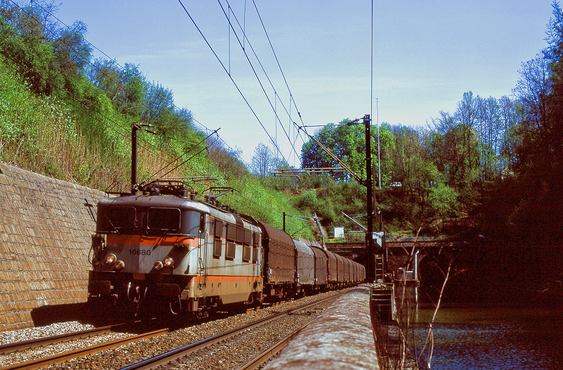 BB 16680, Arzviller, 25.04.2000.
Ligne Nancy - Strasbourg