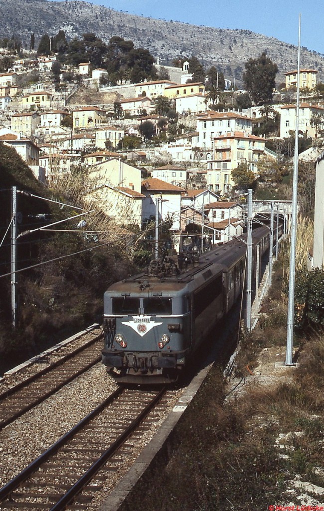 BB-25658 fährt mit einem Personenzug durch Menton (April 1987)