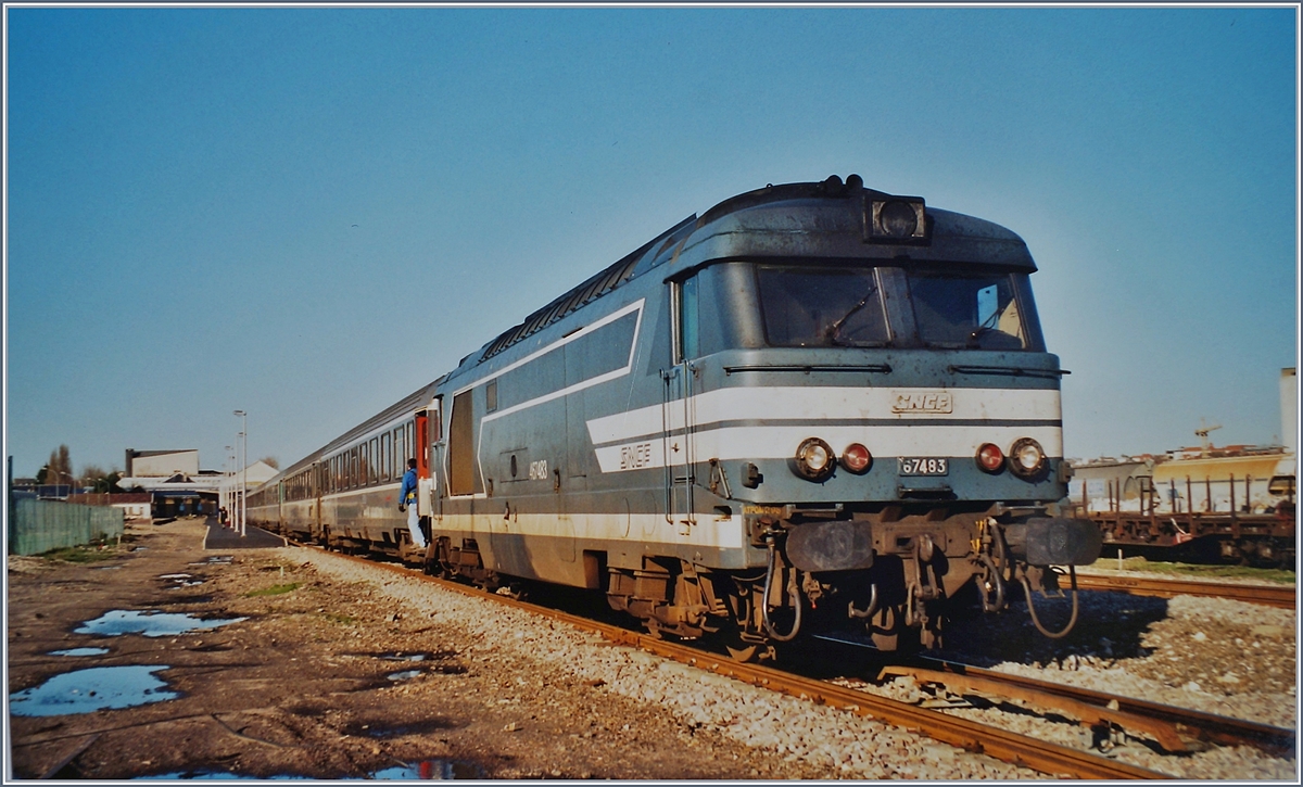 BB 67483 stellt in Dieppe den Schellzug nach Paris bereit. Bereits in Rouen wird die Diesellok durch eine E-Lok abgelöst werden.

14. Feb. 2002

 
