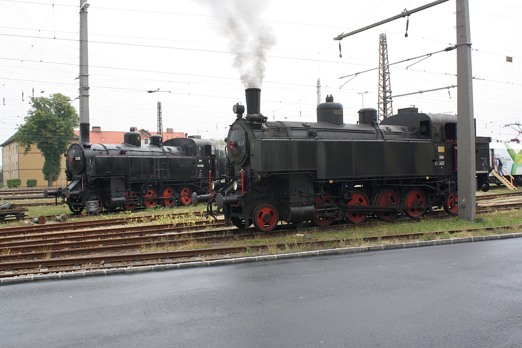 B&B 93.1421 und im Hintergrund die ausgestellte 93.1335 im Waldviertler Eisenbahnmuseum Sigmundsherberg am 24.August 2013. 

