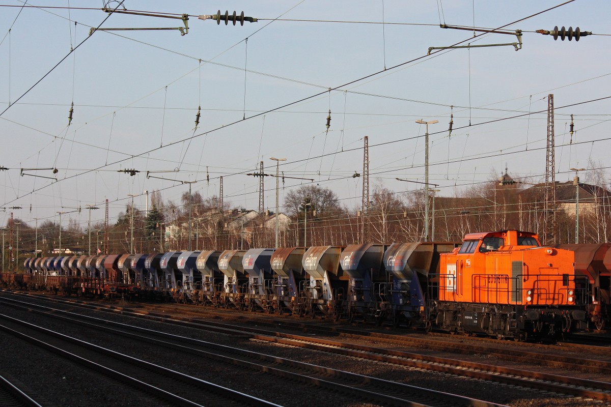 BBL 06 (203 615) am 26.3.13 mit einem Schotterzug bei der Einfahrt in Dsseldorf-Rath.