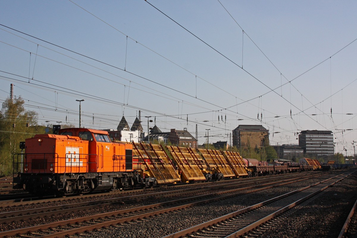 BBL 12 am 24.4.13 mit einem Bauzug in Dsseldorf-Rath.