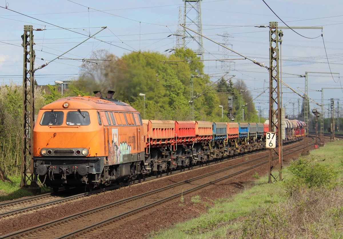 BBL 17 (225 099-1) zieht am 19.04.2017 einen ziemlich bunten Schotterzug durch Ahlten.