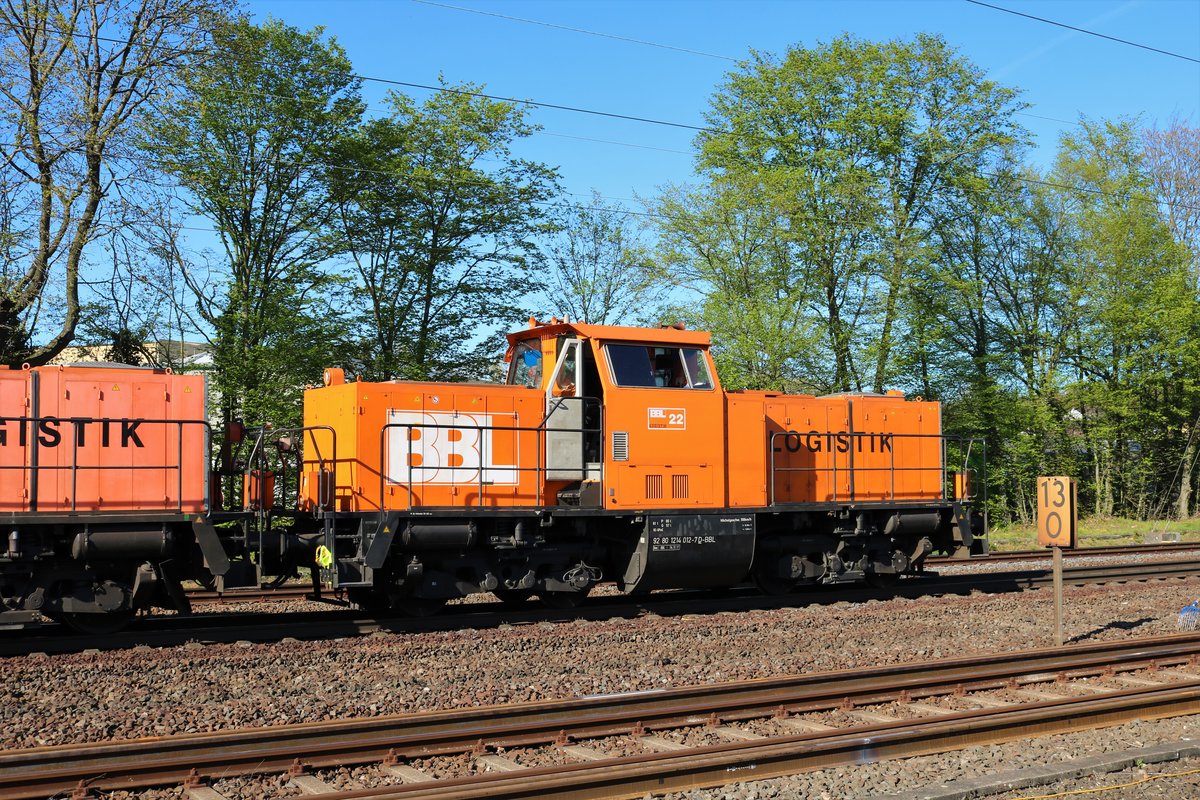 BBL 214 012-7 am 11.04.20 in Maintal Ost auf einer Gleisbaustelle von einen Gehweg aus fotografiert