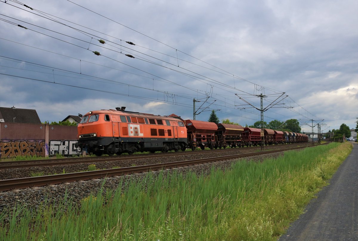 BBL 225 100-7 mit Bauzug in Rodenbach (Main Kinzig Kreis) am 11.06.20 
