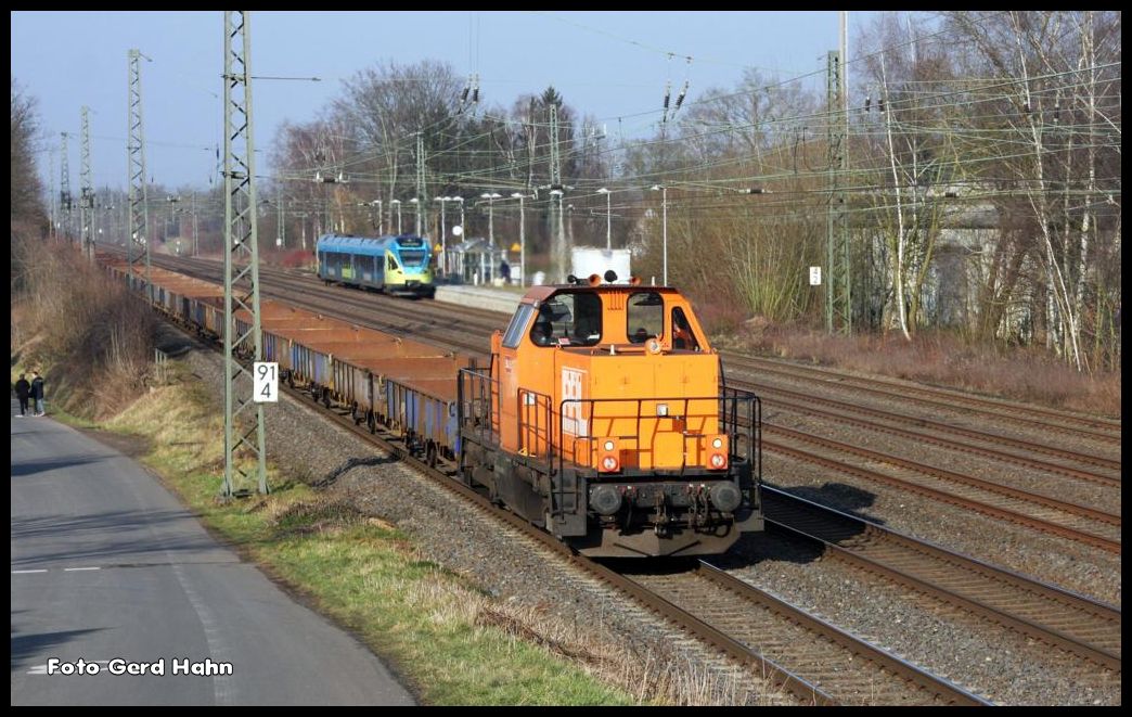 BBL 5, eine Lok der Baureihe 214, fuhr am 16.2.2015 mit einem langen Leerwagenpark um 14.37 Uhr durch Hiddenhausen - Schweicheln in Richtung Herford / Bielefeld.