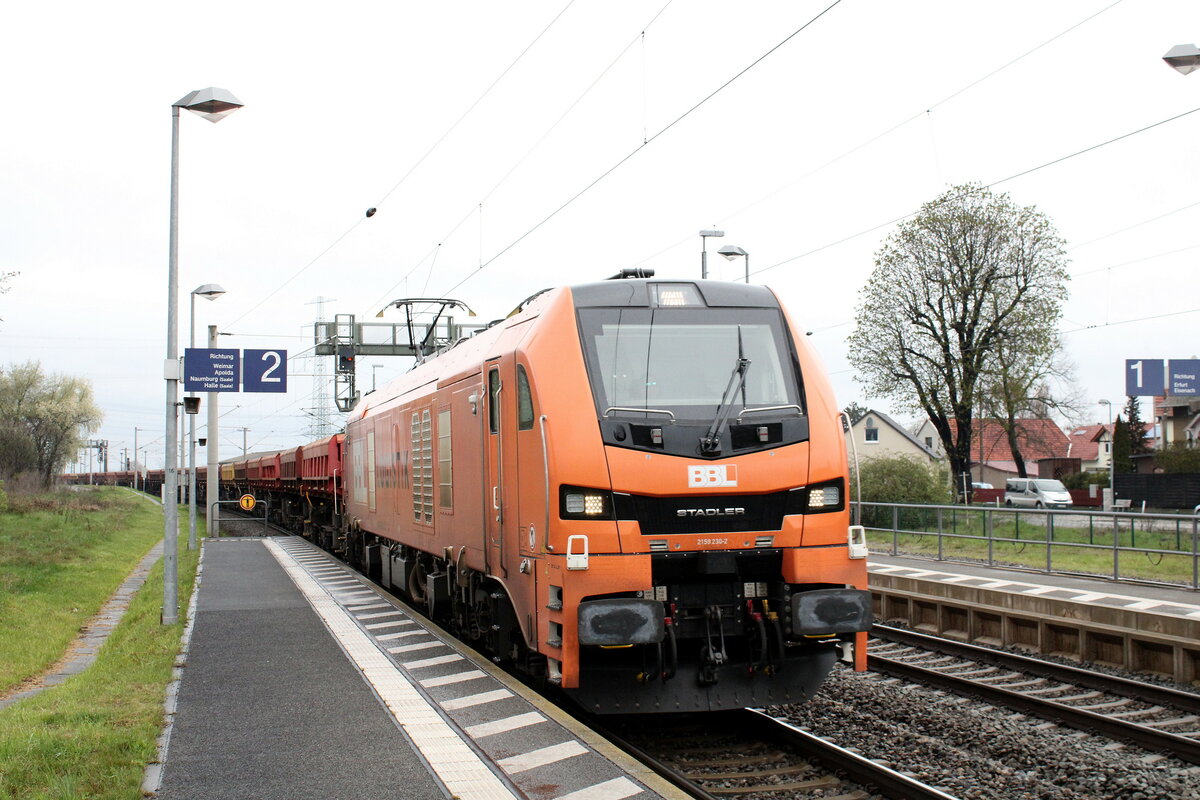 BBL Logistik 159 230 mit Schotterwagen Richtung Weimar, am 16.04.2023 in Vieselbach.