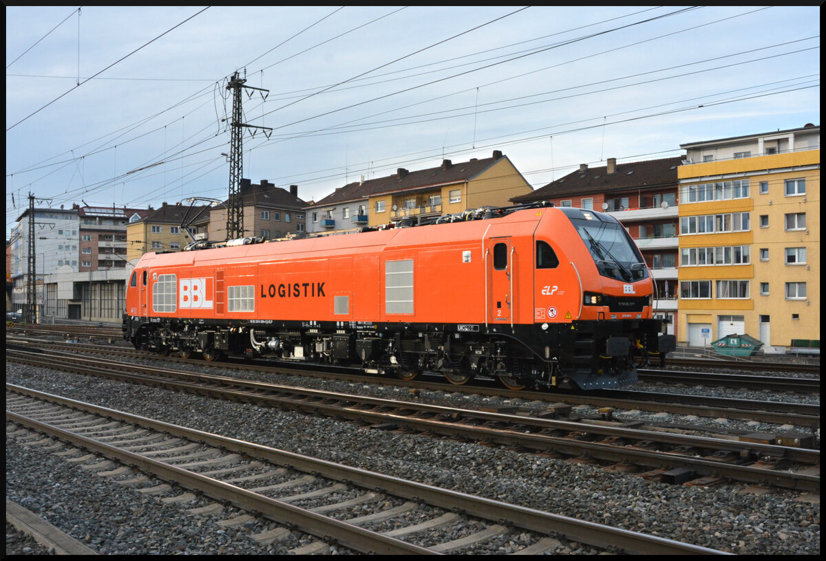 BBL Logistik 2019 309-4 (ELP) kommt am 09.03.2024 Lz durch Würzburg und fährt in Richtung Nürnberg.