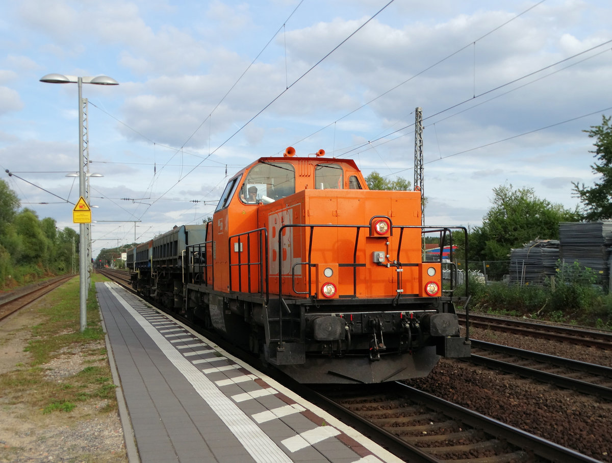 BBL Logistik 214 028-3 (V100 West modernisiert) mit drei Schotterwagen in Maintal Ost
am 22.09.16 