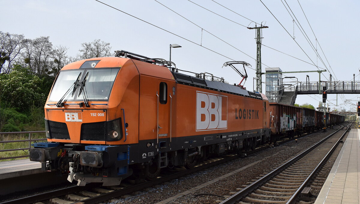 BBL Logistik GmbH, Hannover [D]  mit ihrer Smarton  192 008  [NVR-Nummer: 91 80 6192 008-1 D-BBL] und einigen Hochbordwagen und hintendran die BUVL MaG G 1206 (NVR:  92 80 1276 045-2D-BUVL ) am Haken am 08.04.24 Durchfahrt Bahnhof Roßlau (Elbe).