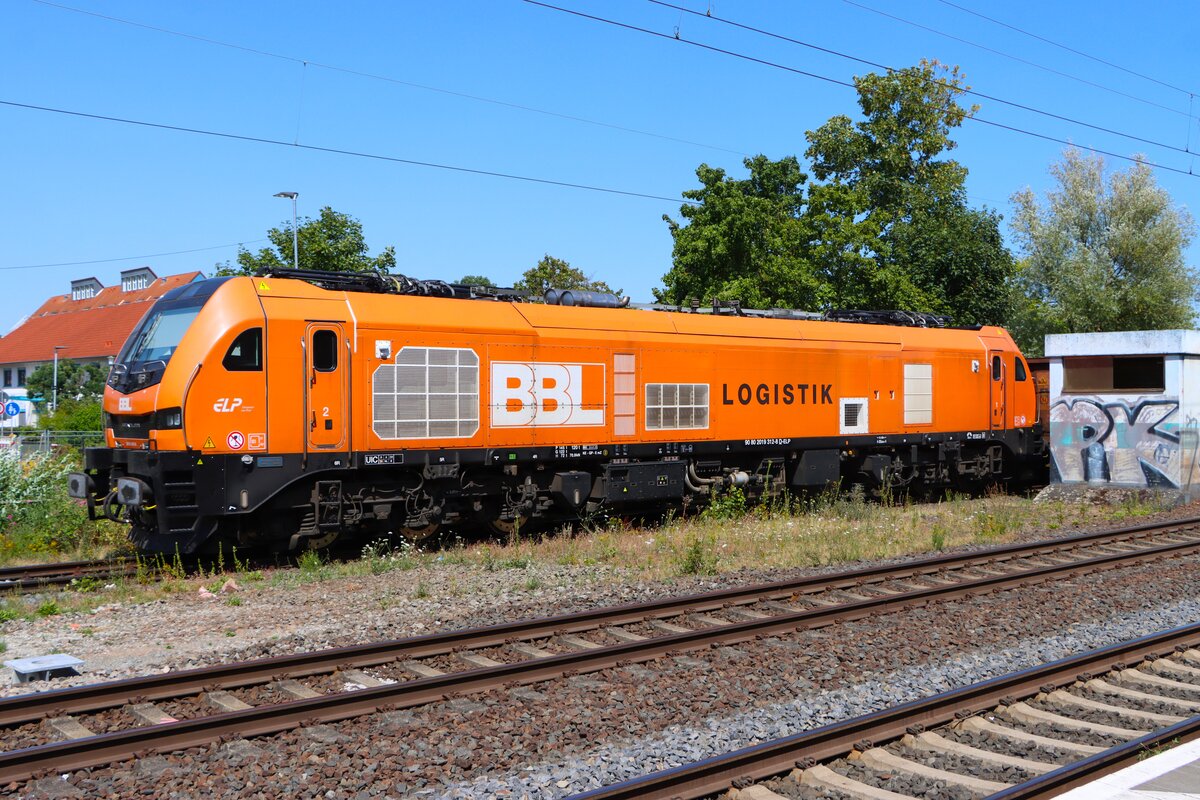 BBL Logistik Stadler Euro9000 2019 312-8 steht mit G�terwagen in Maintal Ost abgestellt am 25.07.26