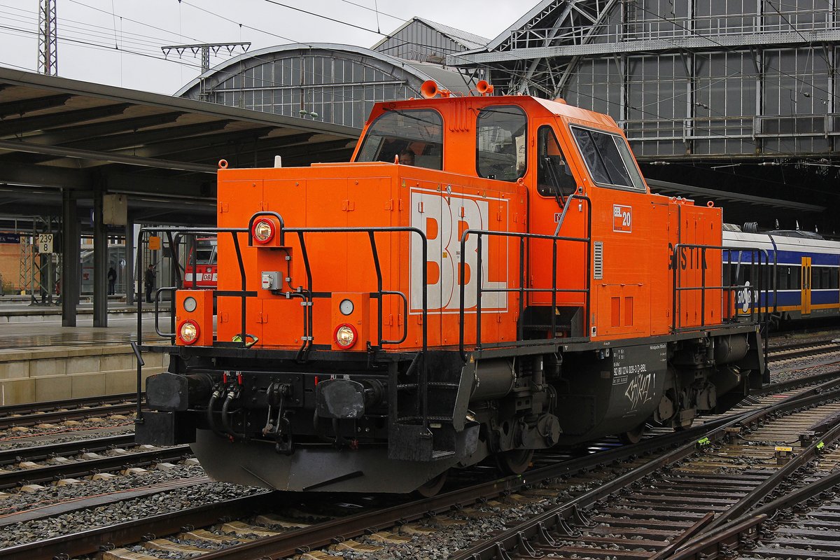 BBL18 (214 028-3) in Bremen Hbf, am 26.04.2016.