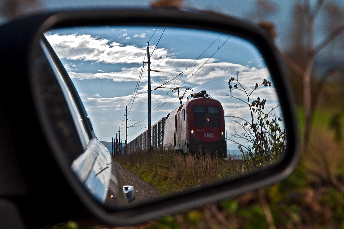  BB  mit eine Innofreight Gterzug im Rckspiegel. Die Aufnahme entstand am 12.10.2013 im Tullnerfeld kurz nach Tulln Stadt.