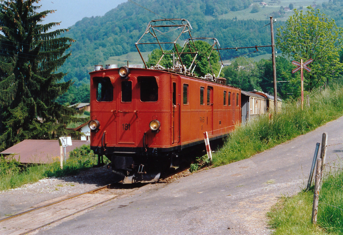 BC: Schweizer Dampf-Festival 2016. Infolge der unsicheren Wetterprognosen habe ich diesen alljährlichen wiederkehrenden Grossanlass am Genfersee zu Hause anhand von Archivbildern aus Vorjahren erlebt. Personenzug mit der Ge 4/4 181 ehemals RhB_Berninabahn bei Cornaux im Mai 1986.
Foto: Walter Ruetsch 