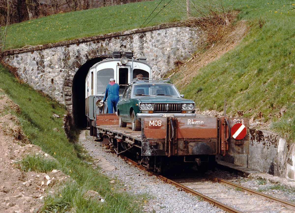 BC: Schweizer Dampf-Festival 2016. Infolge der unsicheren Wetterprognosen habe ich diesen alljährlichen wiederkehrenden Grossanlass am Genfersee zu Hause anhand von Archivbildern aus Vorjahren erlebt. Autozug mit dem BCFeh 4/4 6 ehemals MCM/TPC im Mai 1986 bei der Einfahrt in den Tunnel de Cornaux.
Foto: Walter Ruetsch 