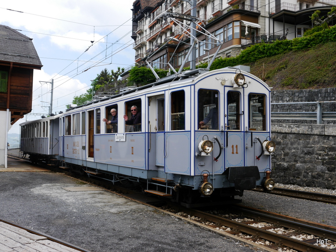 BC - Triebwagen BCFe 4/4 11 mit Personenwagen BC 22 unterwegs auf der MOB im Bahnhof Chamby am 16.05.2015