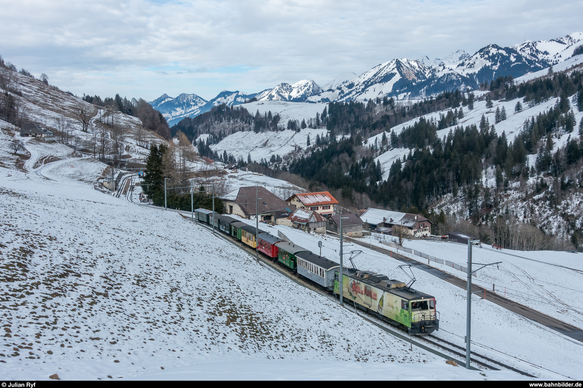 BC Winterdampffahrt Zweisimmen - Montreux am 4. März 2018 mit den HG 3/4 FO 4 und BFD 3.<br>
Zwischen Montbovon und Montreux übernimmt - wie schon auf der Hinfahrt am Vortag - die GDe 4/4 6006 den Zug, da die HG 3/4 nicht für so steile Adhäsionsstrecken zugelassen sind.