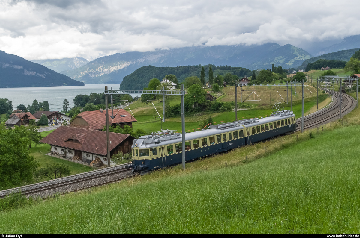 BCFZe 4/6 736 der BLS erreicht am 14. Juni 1982 als Regionalzug Spiez-Thun gerade die Haltestelle Kumm am Thunersee - so könnte der Titel dieses Bildes lauten, wären da nicht die modernen Fahrleitungsmasten. Der historische  Blaue Pfeil  der BLS war am 14. Juni 2015 auf einer Extrafahrt für den Tramverein Bern, der das Fahrzeug im Jahr 1999 vor dem Alteisen gerettet hat, unterwegs. Das Fahrzeug wurde 2012 von der BLS für einen symbolischen Preis vom Tramverein zurückgekauft und ist seit Herbst letzten Jahres wieder in altem Glanz unterwegs für Extrafahrten, zu Bahnjubiläen oder in diesem Sommer auch mal wieder wie in alten Tagen als Regionalzug Spiez-Interlaken. Die Haltestelle Kumm wurde 2001 geschlossen und der Regionalverkehr zwischen Thun und Spiez auf die Strasse verlagert, da die Regionalzüge kaum mehr in den engen Fahrplan passten und die Orte per Bus besser erschlossen werden können.