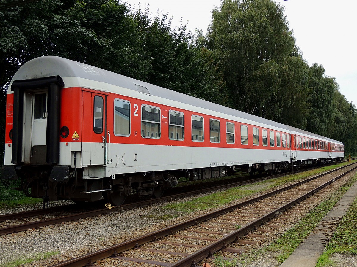 Bcmh51(SK-WSBA)560570514-1, sowie zwei weitere Liegewagen dieses Types sind nach einem Militärtransport am Bhf. Ried hinterstellt; 140831