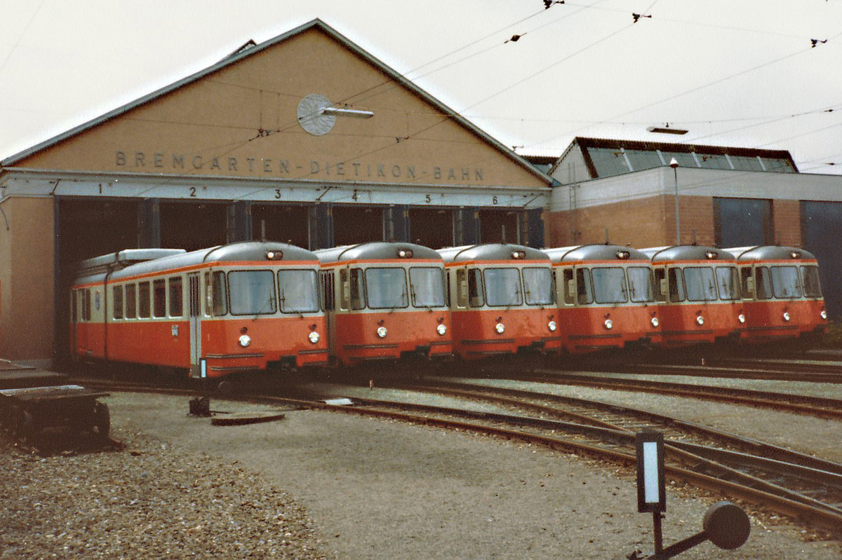 BD: BDe 8/8 Parade vor der Werkstätte Bremgarten am 24. April 1982. Nach der Inbetriebnahme der 14 neuen Niederflur-Gelenktriebzügen des Typs ABe 4/8  Diamant  wurden 8 der 9 BDe 8/8 verschrottet. Am 30. Juni 2012 wurde mit dem BDWM-Jubiläum (1902 – 2012) und dem Stadtfest Bremgarten auch die forcierte Wieder-Inbetriebnahme des nun historischen Triebwagens Be 8/8 No. 7 der Bremgarten-Dietikon Bahn gefeiert dank der IG BDe 8/8. 
Foto: Walter Ruetsch