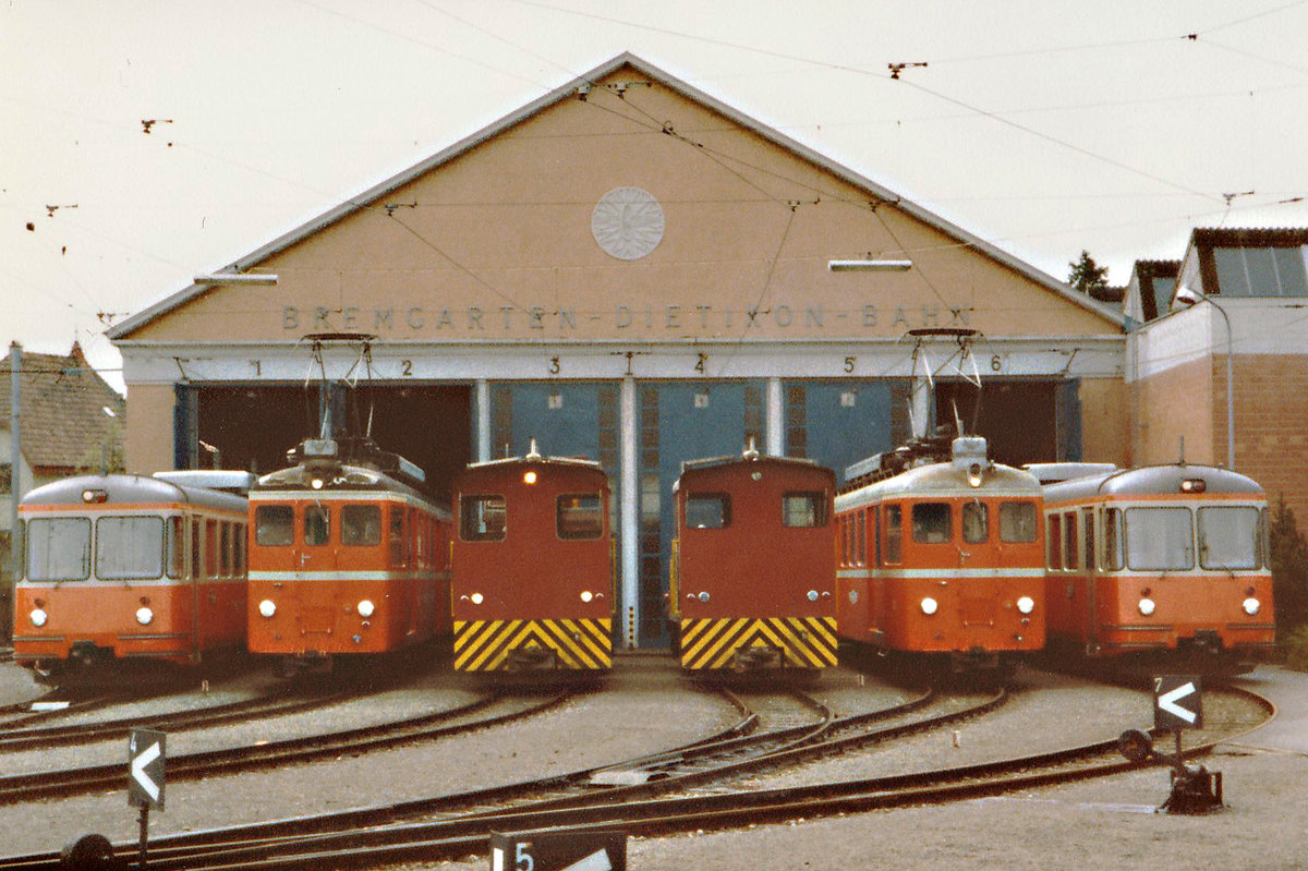 BD: Fahrzeugparade vor der Werkstätte Bremgarten mit BDe 8/8 9, BDe 4/4 11, Tm 2/2 52 und 51, BDe 4/4 10 und BDe 8/8 3 am 24. April 1982.
Foto: Walter Ruetsch