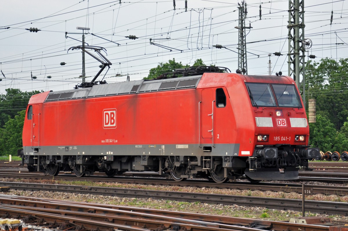 BD Lok 185 041-1 durchfährt den Badischen Bahnhof in Basel. Die Aufnahme stammt vom 02.06.2014.