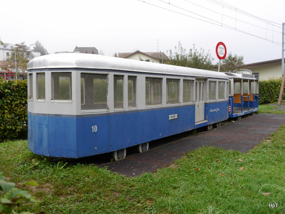 BD - Modell des Triebwagen BDe 4/4 10 und Sommerwagen C11 auf einem Kinderspielplatz bei der Haltestelle Bremgarten-Sonnenhof am 18.10.2014