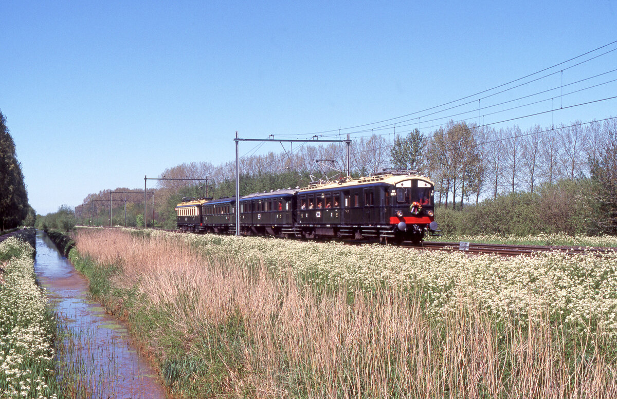 BD9107 NSM mit C8553-C8104-C9002 auf Sonderfahrt von Utrecht CS nach Geldermalsen bei Tricht, 30.04.1999. Scan 7859.
