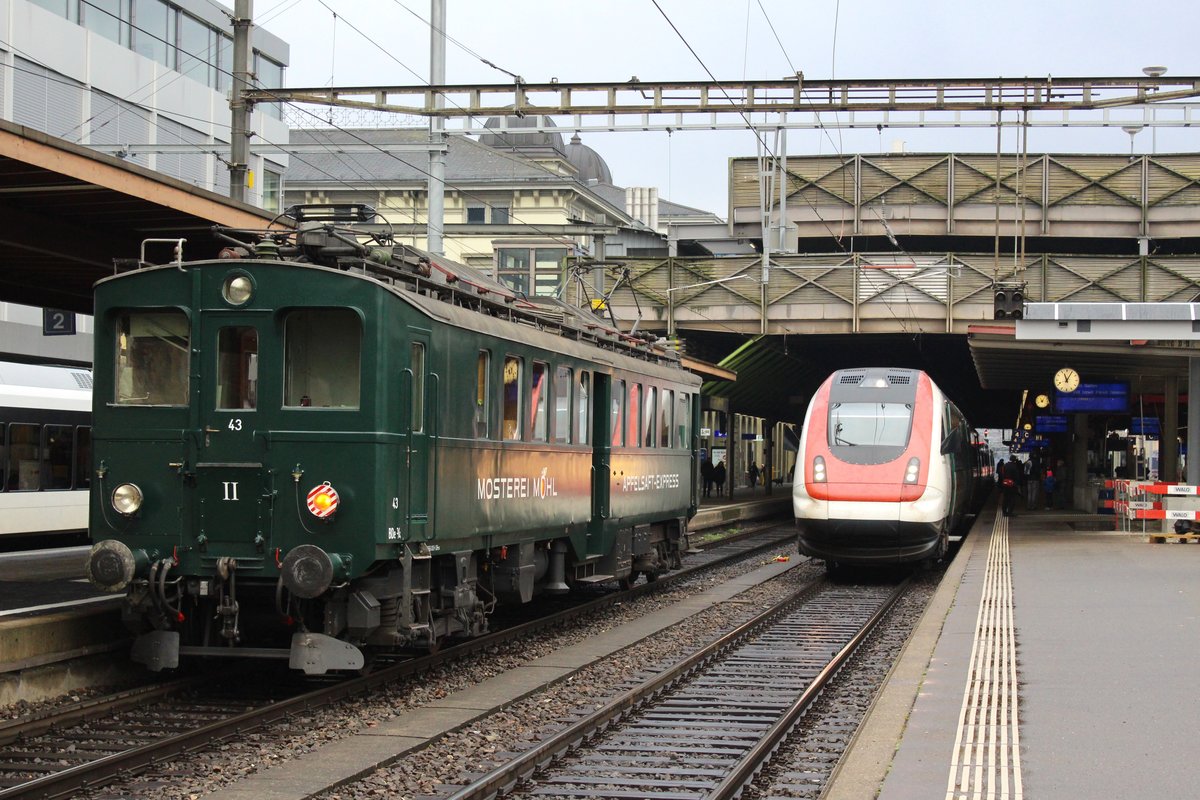 BDe 3/4 Nr. 43 «Apfelsaft-Express» durchfährt als Dienstzug auf Gleis 3 den HB Winterthur nach Effretikon. Nebenan ein ICN nach St. Gallen. Sonntag, 19. Novemeber 2017
