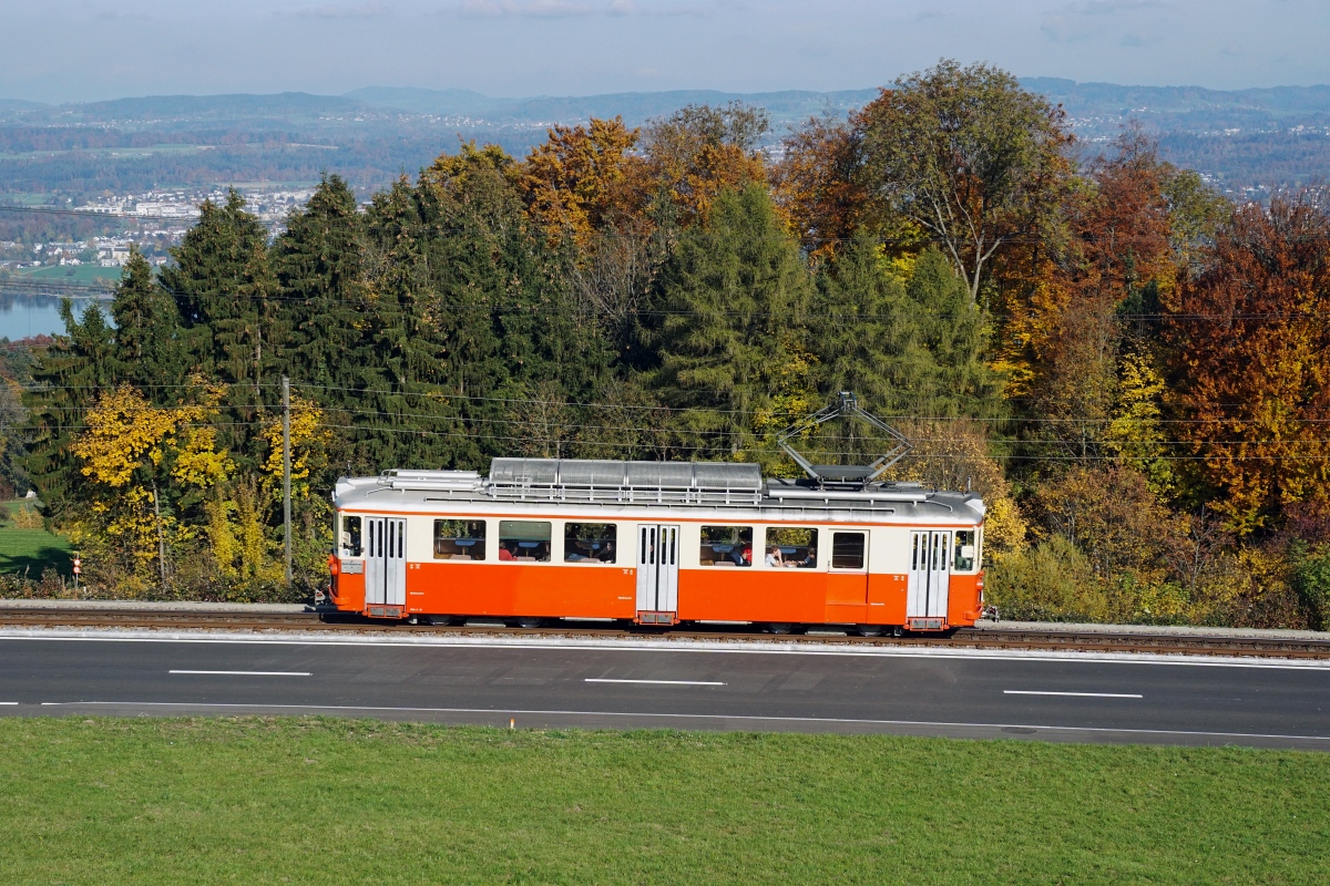 BDe 4/4 10 am 25.10.2015 unterhalb von Scheuren.