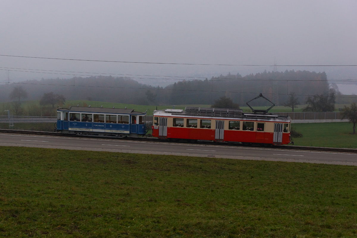 BDe 4/4 10 und C 11 fahren am nebligen 29.11.2014 von Scheuren Richtung Neuhaus.