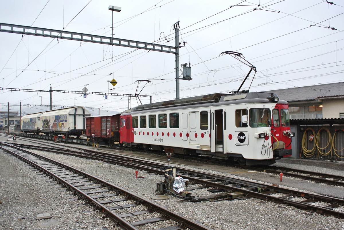 BDe 4/4 142 mit Gterwagen abgestellt in Bulle, 14.01.2014.